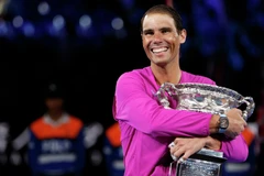 Nadal trên bục vinh danh tại Australian Open 2022. (Nguồn: Getty Images)