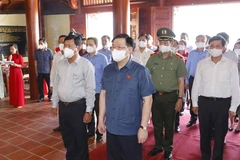 [Photo] Chủ tịch Quốc hội dâng hương tại Đền thờ Quốc tổ Lạc Long Quân