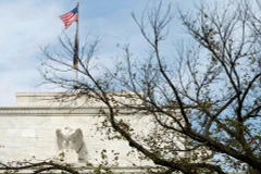 Giới đầu tư dự đoán khác nhau về khả năng Fed điều chỉnh lãi suất