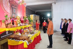 Kiều bào Udon Thani dâng hương tưởng nhớ Chủ tịch Hồ Chí Minh
