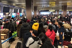 [Photo] Chuyến bay thứ hai đưa người Việt ở Ukraine từ Romania về nước