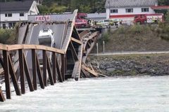 Sập cầu tại miền Nam Na Uy khiến hai ôtô rơi xuống sông