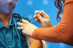 EMA "bật đèn xanh" sử dụng vaccine của Pfizer để tiêm mũi tăng cường