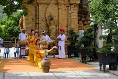 [Photo] Quyến rũ vũ điệu Chăm dưới chân Tháp Bà Ponagar