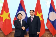 Thủ tướng Phạm Minh Chính và Thủ tướng Lào Phankham Viphavanh chụp ảnh chung. (Ảnh: Dương Giang/TTXVN)