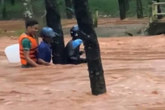 Bình Phước: Kịp thời cứu sống 2 người dân bị kẹt giữa dòng nước xiết