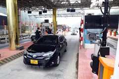 Đẩy nhanh tiến độ dán thẻ định danh ôtô để thu phí điện tử không dừng