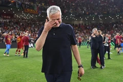 HLV Jose Mourinho rơi lệ trong ngày đi vào lịch sử cúp châu Âu