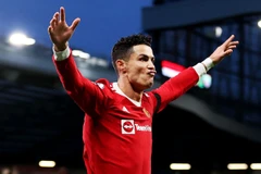 Ronaldo lập nên kỳ tích mới, giúp M.U thắng kịch tính Tottenham