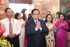 Thủ tướng Phạm Minh Chính và đoàn công tác đến dâng hương, hoa tưởng niệm Chủ tịch Tôn Đức Thắng. (Ảnh: Dương Giang/TXVN)