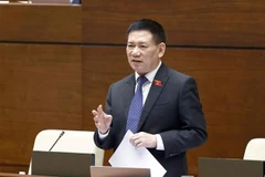 Bộ trưởng Bộ Tài chính Hồ Đức Phớc trả lời chất vấn. (Ảnh: Doãn Tấn/TTXVN)