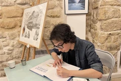 Họa sỹ trẻ Mai Bách. (Ảnh: Thu Hà/TTXVN)