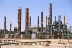 Một cơ sở lọc dầu tại thị trấn Ras Lanuf, Libya. (Ảnh: AFP/TTXVN)