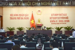 HĐND thành phố Đà Nẵng khóa X, nhiệm kỳ 2021-2026 đã bỏ phiếu thống nhất và bấm nút thông qua các Nghị quyết về việc bãi nhiệm chức danh Phó Chủ tịch thường trực HĐND và tư cách Đại biểu HĐND thành phố Đà Nẵng đối với ông Lê Minh Trung. (Ảnh: TTXVN phát)