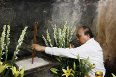 Chủ tịch nước Nguyễn Xuân Phúc dâng hương tại Hang 8 thanh niên xung phong nhân kỷ niệm 50 năm Ngày hy sinh các liệt sỹ Thanh niên xung phong tại đường 20 Quyết Thắng. (Ảnh: Thống Nhất/TTXVN)