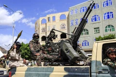Các tay súng trung thành với Phong trào Houthi diễu binh trên đường phố thủ đô Sanaa, Yemen. (Ảnh: AFP/TTXVN)