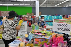 Người dân mua sắm tại một siêu thị ở Jakarta, Indonesia. (Ảnh: AFP/TTXVN)