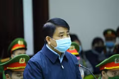 Cựu Chủ tịch UBND thành phố Hà Nội Nguyễn Đức Chung khai báo trước tòa. (Ảnh: TTXVN)