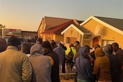 Người dân tập trung bên ngoài câu lạc bộ đêm ở thành phố Đông London, Nam Phi, nơi xảy ra vụ 17 thanh niên tử vong bất thường, ngày 26/6. (Ảnh: Twitter/TTXVN)