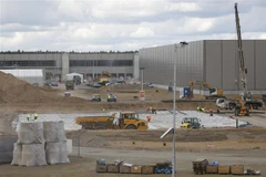 Công nhân làm việc tại công trường xây dựng nhà máy sản xuất ôtô điện Gigafactory của Tesla ở Gruenheide, Đức, ngày 17/5/2021. (Ảnh: AFP/TTXVN)