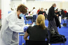 Tiêm vaccine phòng COVID-19 cho người dân tại Zagreb, Croatia ngyaf 24/12/2021. (Ảnh: THX/TTXVN)