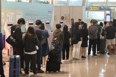 Cử tri Hàn Quốc đi bỏ phiếu sớm bầu cử địa phương và bầu cử bổ sung Quốc hội, tại Seoul, ngày 27/5. (Ảnh: YONHAP/TTXVN)