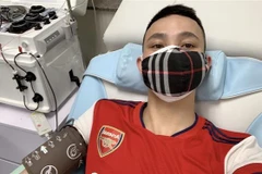 Anh Nguyễn Văn Thanh khi tham gia hiến tiểu cầu. (Ảnh: TTXVN phát)