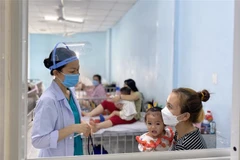 Bệnh nhi nhập viện do sốt xuất huyết tại Bệnh viện Nhi đồng 2, Thành phố Hồ Chí Minh. (Ảnh: Đinh Hằng/TTXVN)