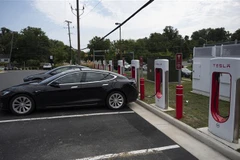 Xe điện của Tesla tại một trạm sạc điện ở Arlington, bang Virginia (Mỹ). (Ảnh: AFP/TTXVN)