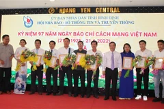 Có 5 tác giả/nhóm tác giả được trao giải A giải báo chí tỉnh Bình Định. (Ảnh: Tường Quân/TTXVN)