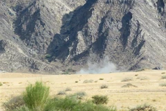 Khói bốc lên trong cuộc giao tranh giữa quân Chính phủ Yemen và lực lượng Houthi tại tỉnh Marib ngày 30/3/2021. (Ảnh: AFP/TTXVN)