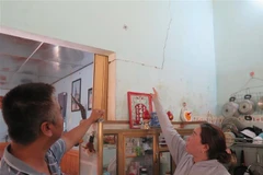 Gia đình ông Võ Hữu Thành, trú thôn Đăk Wét, xã Đăk Pxi bị ngập sâu 2m, nứt tường do Thủy điện Đăk Psi 5 xả lũ. (Ảnh: Dư Toán/TTXVN)