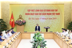 Thủ tướng Phạm Minh Chính chúc mừng các cơ quan báo chí nhân Ngày Báo chí cách mạng Việt Nam. (Ảnh: Dương Giang/TTXVN)