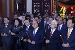 Chủ tịch nước Nguyễn Xuân Phúc dâng hương tưởng nhớ Danh nhân Nguyễn Đình Chiểu. 