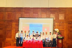 Công ty cổ phần Ximăng VICEM Bút Sơn ký hợp đồng gói thầu số 1 - dự án đầu tư xây dựng công trình tận dụng nhiệt thừa khí thải dây chuyền 1 và 2 để phát điện. (Ảnh: BNEWS/TTXVN)