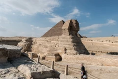 Khách du lịch tham quan khu vực Kim tự tháp Giza ở Ai Cập. (Nguồn: THX/TTXVN)