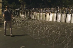 Cảnh sát Armenia phong tỏa tuyến đường dẫn tới trụ sở cơ quan cảnh sát Erebuni ở Yerevan, nơi các tay súng đối lập chiếm giữ ngày 31/7. (Nguồn: AFP/TTXVN)