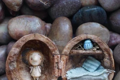 Ngôi nhà nhỏ trong vỏ hạt dẻ, sự tinh tế thể hiện ở chiếc bản lề được lắp khéo léo giữa 2 chiếc vỏ. (Nguồn: Sputnik)