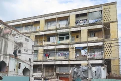 Chung cư Cô Giang (Quận1) xuống cấp nghiêm trọng. (Ảnh: Hoàng Hải-Mạnh Linh/TTXVN)