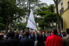 Ngoại trưởng Venezuela Delcy Rodríguez (thứ ba, phải sang, hàng trước) dự Lễ thượng cờ MERCOSUR tại trụ sở Bộ Ngoại giao ở thủ đô Caracas ngày 5/8. (Nguồn: EPA/TTXVN)