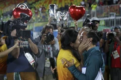 Cặp đôi nhận được sự cổ vũ nồng nhiệt của những người xung quanh. (Nguồn: independent.co.uk)