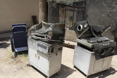 Hình ảnh những lồng nuôi trẻ bị cháy đen. (Nguồn: independent.co.uk)