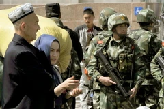 Cảnh sát Trung Quốc gác xung quanh khu vực nhà ga ở Urumqi ngày 1/5. (Nguồn: Kyodo/TTXVN)