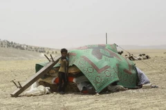 Người dân Syria rời bỏ nhà cửa trốn chiến tranh tại khu vực Manbij, Syria ngày 4/6. (Nguồn: AFP/TTXVN)