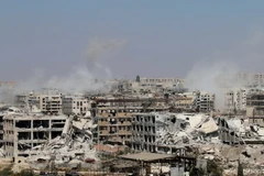 Khói bốc lên sau các cuộc giao tranh giữa lực lượng ủng hộ Chính phủ Syria và phiến quân IS tại ngoại ô thành phố Aleppo. (Nguồn: AFP/TTXVN)