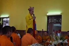 Lễ cầu siêu cho đồng bào và các anh hùng liệt sỹ. (Ảnh: Sơn Nam/TTXVN)