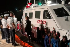 Người di cư tới đảo Lampedusa, Italy sau khi được lực lượng bảo vệ bờ biển Italy cứu trên Địa Trung Hải ngày 30/7. (Nguồn: EPA/TTXVN)