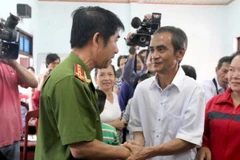 Ông Huỳnh Văn Nén tại buổi xin lỗi công khai do ngồi tù oan vào cuối năm 2015. (Ảnh :Nguyễn Thanh/TTXVN)