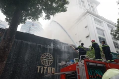Lực lượng chức năng có mặt tại hiện trường tổ chức chữa cháy. (Ảnh: Hoài Nam/Vietnam+)