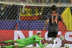 Manuel Neure đã rụt tay lại trong pha cản phá bàn thua thứ nhất (Ảnh: Nguồn Fcb.de)